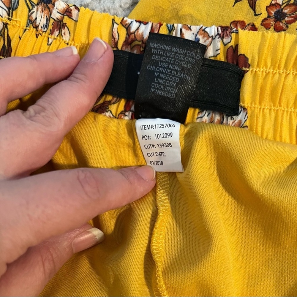 Torrid - Wide Leg Pants Yellow Floral Chiffon Semi Sheer with Short - Size 1 - Picture 8 of 8